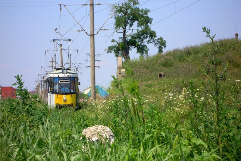 Viele alte deutsche Straßenbahnen sind in Arad heute noch im Einsatz. Beispielsweise Wagen aus Ulm, Stuttgart, Essen oder Ludwigshafen. Eine meterspurige Bahn in romantischer Umgebung. – Bild: SWR/​Hagen von Ortloff