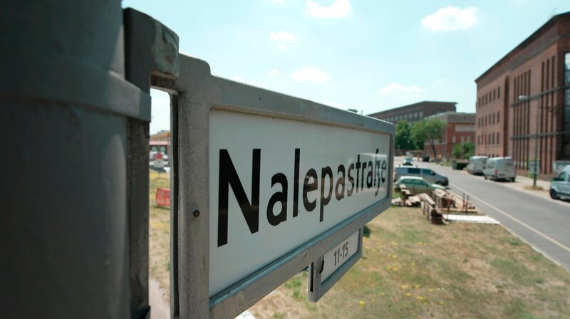 Staunen, flanieren und genießen. Ein Stadtbummel durch Berlin zu 30 schönen Straßen. Zu entdecken gibt es viel. Welche Straße hat einen Wasserfall? Wo fährt ein historischer Autobus? Und wo gibt es Südtiroler Semmelknödel? – Nalepastraße. – Bild: rbb