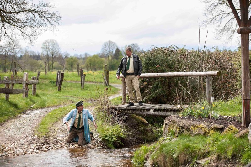 Staller (Helmfried von Lüttichau, l.) bemüht sich um eine möglichst genaue Rekonstruktion der Ereignisse. (Christian Tramitz als Franz Hubert, r.) – Bild: Leonine /​ Chris Hirschhäuser