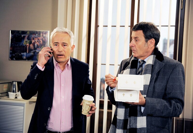 Thomas (Gerry Hungbauer, l.) leidet unter seinem Jetlag und verschläft dadurch Johanna vom Bahnhof abzuholen (mit Hermann Toelcke, r.). – Bild: ARD/​Nicole Manthey