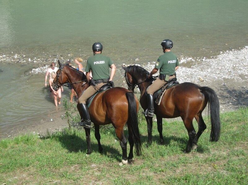 Polizisten mit Pferden im Einsatz beim Reggae-Festival. – Bild: BR/​Georg Antretter