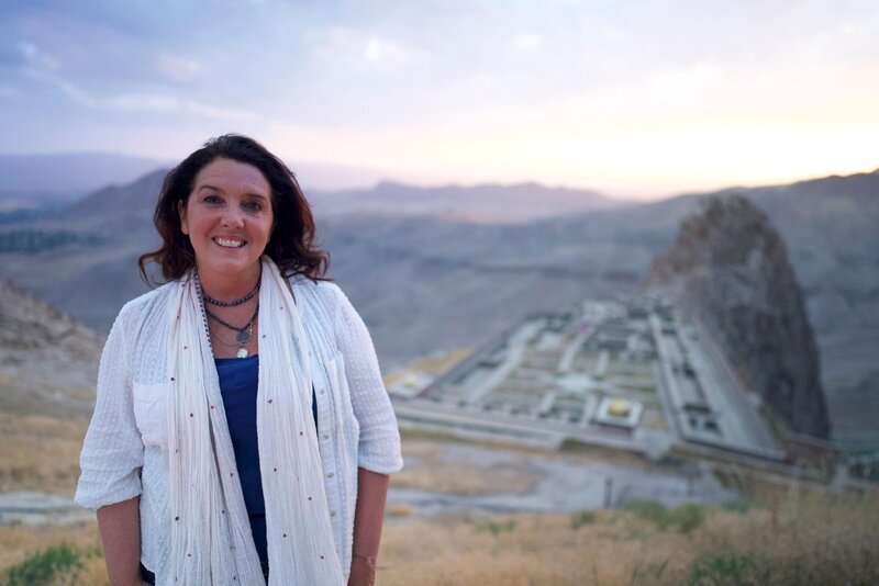 Bettany Hughes an der Alinja Burg. – Bild: RTL /​ Sandstone Global Productions /​ Seidenstraße