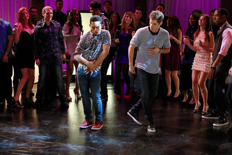 Ben (Jean-Luc Bilodeau, M.r.) und Tucker (Tahj Mowry, M.l.) stehen vor einem Problem, als sie sich in dasselbe Mädchen verlieben … – Bild: Disney /​ The Walt Disney Company Germany