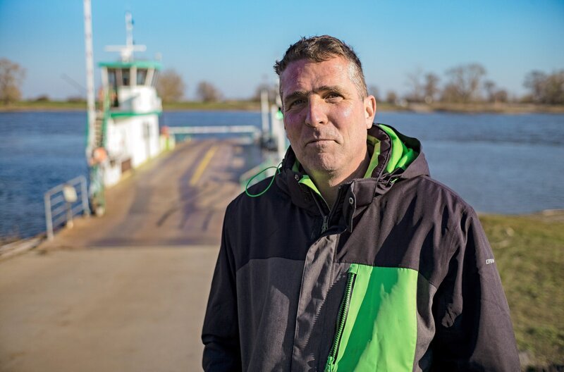 Marko Knuth vor seiner Fähre. – Bild: MDR/​Hoferichter&Jacobs /​ MDR/​HA Kommunikation