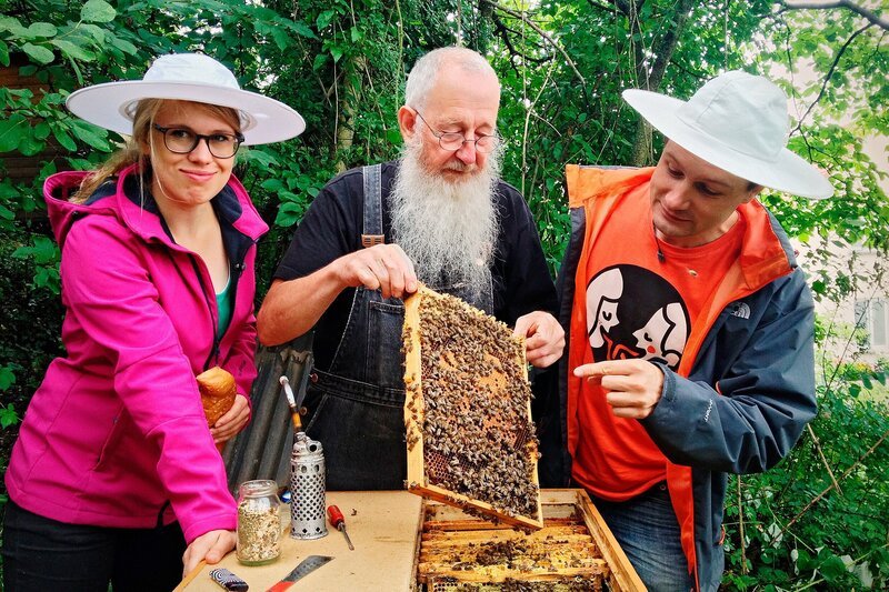 Die Reporter André Gatzke und Esther Brandt (links) entdecken Baden-Württemberg: In Stuttgart sollen sie „die Stäffele hinauf“ um Imker Peter Pfeifle zu treffen. – Bild: WDR/​André Gatzke