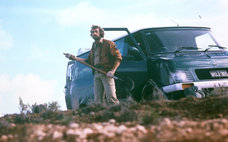 Der Fahrer des Van (Grant Page) scheint etwas dagegen zu haben, bei seinen Aktionen beobachtet zu werden. – Bild: Vincent Monton /​ StudioCanal