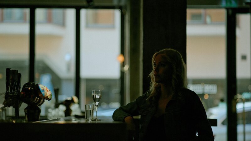 Isabel stellt sich ihren Erinnerungen im Bunker. – Bild: RTL /​ Viaplay Group