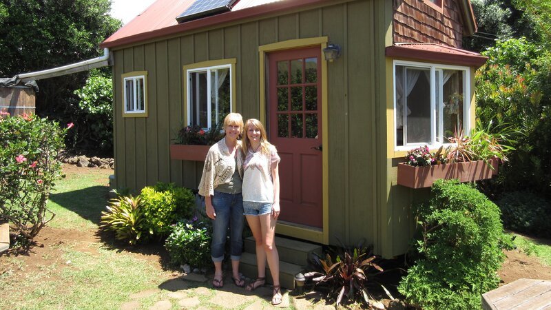 As seen on Tiny House Hunters, buyer Cyndy (L) and her daughter Hannah stand in front of this eclectic 144 sg ft bungalow in Waimea, HI. – Bild: HGTV /​ Scripps Networks, LLC