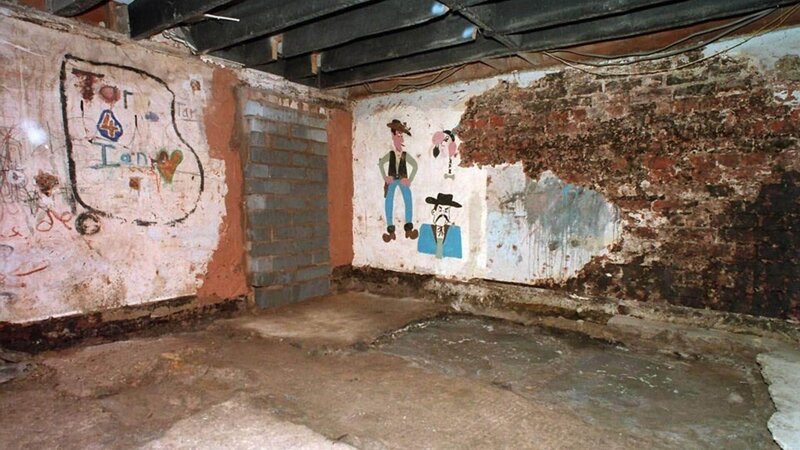 Fred und Rosemary West wurden wegen 10fachen Mordes angeklagt. Es gibt Hinweise darauf, dass noch weitere 20 Frauen die Opfer von Fred geworden sind. Er war bereits ein verurteilter Kinderschänder, als die Polizei sein Haus durchsuchte, um Hinweise auf den Verbleib seiner eigenen Tochter Heather zu erhalten. Die Ermittler fanden nicht nur die Leiche von Heather, sondern auch die toten Körper von weiteren jungen Mordopfern. – Bild: MG RTL D