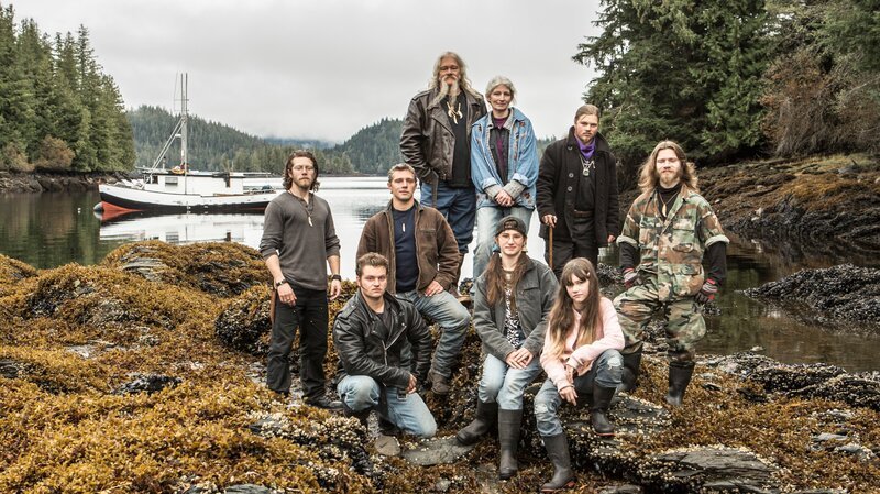The Brown family off the coast of Alaska. Parents Billy and Ami with their children Matt, Jahua, Soloman, Gabe, Noah, Snowbird and Raindrop. – Bild: Animal Planet /​ Photobank 32617_0042.jpg /​ Discovery Communications, Inc.