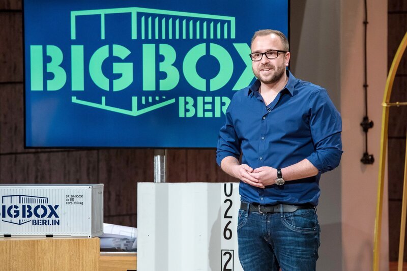 Steffen Tröger aus Berlin präsentiert mit „BigBox Berlin“ die Möglichkeiten von umgebauten Seecontainern. Er erhofft sich ein Investment von 300.000 Euro für 10 Prozent seines Unternehmens. – Bild: MG RTL D /​ Bernd-Michael M