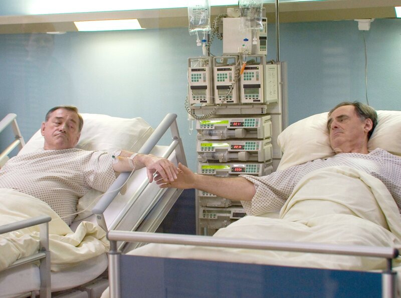 Letztendlich söhnen sich die Brüder aus und Konrad Fuchs (Gerd Udo Feller, rechts) spendet seinem Bruder Henning (Wilfried Dziallas) einen Teil seiner Leber. – Bild: MDR/​Krajewski