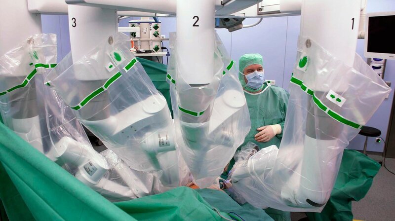 Roboter operieren nicht selbst, sondern unterstützen den Chirurgen. – Bild: tagesschau24 Roboter operieren nicht selbst, sondern unterstützen den Chirurgen. – Bild: tagesschau24