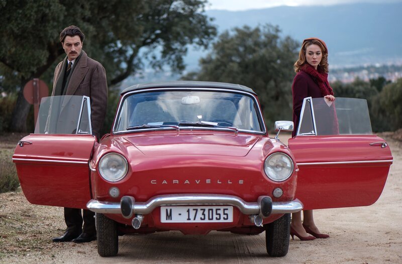 Mateos (Javier Rey) Bemühungen, Clara (Marta Hazas) Fahrstunden zu geben, enden im Fiasko. – Bild: WDR/​Manuel Fernandez-Valdes/​Beta Film GmbH