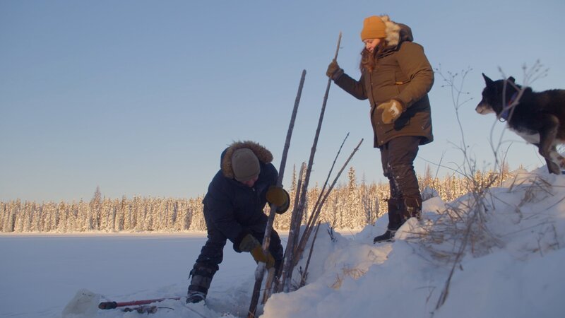 Gilbert und Emilie inspizieren den Biberdamm. – Bild: Blue Ant Media/​Tara Elwood