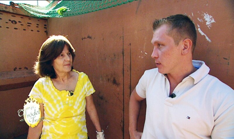 Trödelprofi Otto hat einen riesigen Container für den ganzen Müll von Erika (59, li.) und deren Familie bestellt.. – Bild: RTL Zwei