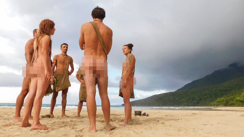 Jeff and Laura talk to Duke, Gabrielle, Riley and James on the beach. – Bild: Discovery Communications