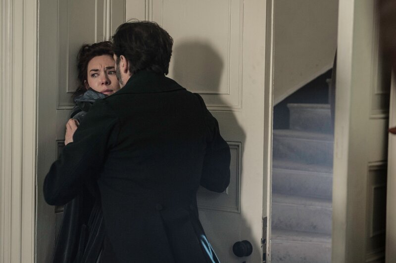 In the drama’s opening sequences Marlott, following a successful operation by Thames River Police to apprehend a gang of opium smugglers, discovers a body washed up on the shore that appears to be a crude assembly of body parts arranged in a grotesque parody of a human form. – Bild: Turner /​ Rainmark Films