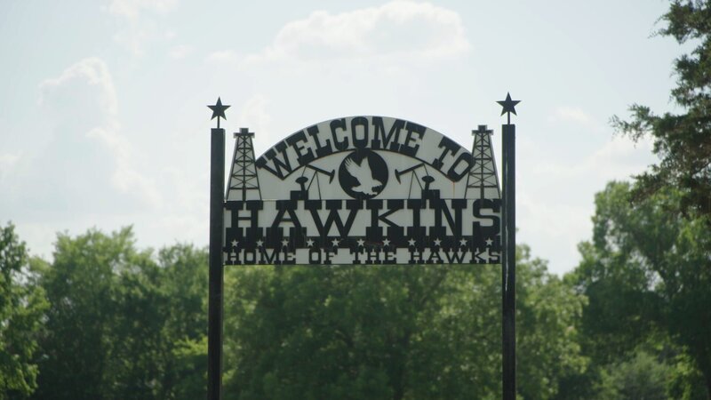 Willkommensschild. – Bild: Warner Bros. Discovery