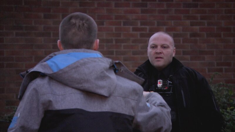 Beleidigungen sind Brian O’Shaughnessy und Kevin Stokes in ihrem Job gewohnt. Aber wenn jemand zuschlägt, ist für die Gerichtsvollzieher das Maß voll. Das Duo soll in dieser Folge in West Molesey in der Grafschaft Surrey bei einem kleinen Familienunternehmen Schulden in Höhe von umgerechnet 7000 Euro eintreiben. Aber die säumigen Kandidaten zeigen sich absolut unkooperativ und werden obendrein auch noch handgreiflich. Das können die Beamten auf keinen Fall tolerieren, deshalb muss in diesem Fall die Polizei eingreifen. – Bild: DMAX