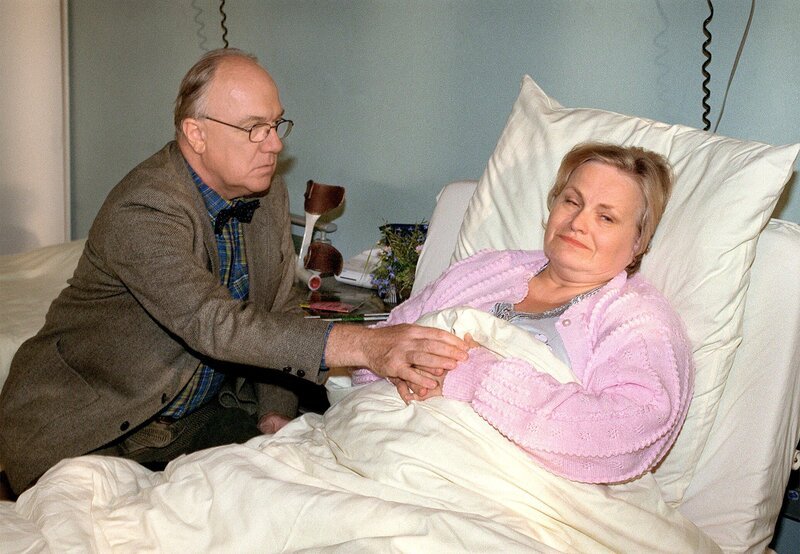MDR Fernsehen IN ALLER FREUNDSCHAFT FOLGE 82, „Alte Liebe rostet nicht“, am Mittwoch (30.05.12) um 12:30 Uhr. Kurt Wagner (Michael Gahr) sitzt am Bett seiner schwerkranken Lebensgefährtin Elvira Droll (Evelyn Meyka). – Bild: MDR/​Laue