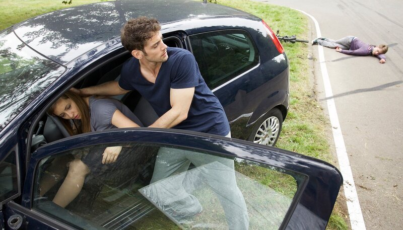 ARD/​MDR IN ALLER FREUNDSCHAFT FOLGE 670, „Zwei Leben“, am Dienstag (06.01.15) um 21:00 Uhr im ERSTEN. Dr. Niklas Ahrend (Roy Peter Link, mi.) wird Ohrenzeuge eines Autounfalls. Am Unfallort entdeckt er zunächst die schwer verletzte und bewusstlose Anita Veit (Beate Furcht, li.). Kurz darauf sieht er den Radfahrer Daniel Flemming (Timon Straka, re.), auch er ist schwer verletzt, zudem blutet er stark. Niklas muss sich entscheiden, wen er zuerst versorgt und hilft Daniel, der ohne seine Hilfe verbluten würde. – Bild: MDR/​Wernicke