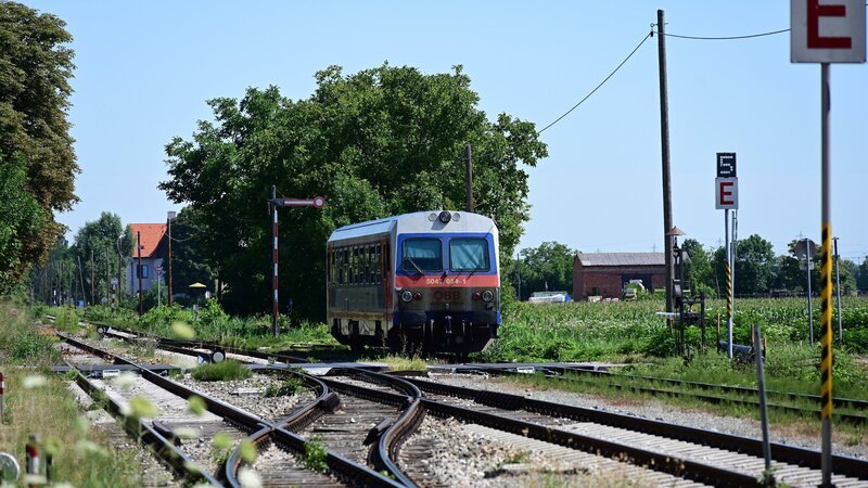 Die Fahrt von Wien Hbf geht durch den „Speckgürtel“ der österreichischen Metropole. – Bild: ARD alpha