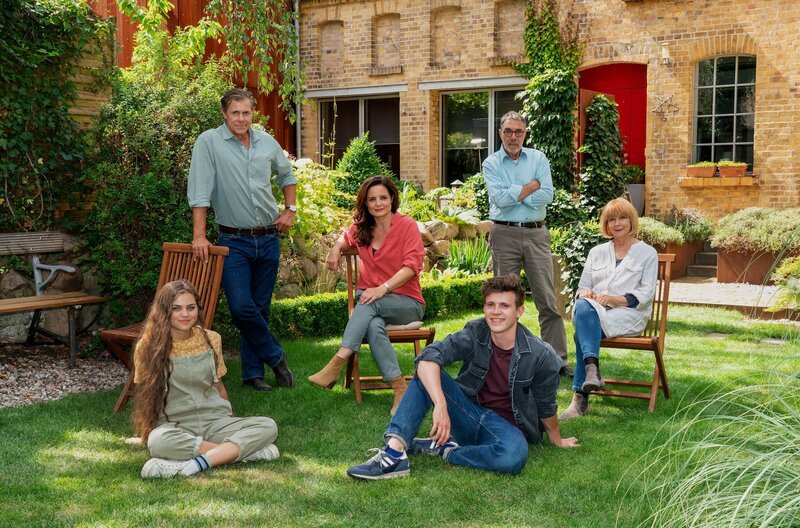 Tierärztin Dr. Susanne Mertens (Elisabeth Lanz) mit Luisa Mertens, Dr. Christoph Lenz, Jonas Mertens, Prof. Georg Baumgart, Charlotte Baumgart (v.l.n.r.). – Bild: ARD/​Steffen Junghans /​ ARD-Programmdirektion