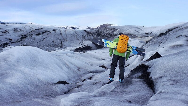 eine Person, die auf einem Berg läuft und eine Skiausrüstung trägt. – Bild: Höhenrausch