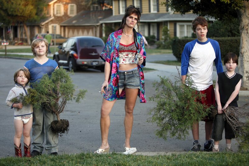 Der Apfel fällt nicht weit vom Stamm: Die Kinder der schrecklichen Nachbarin Rita (Brooke Shields, M.) sind genauso gemein wie die Mutter. Derrick (David Chandler, 2.v.l.), Rodney (Gabriel Basso, 2.v.r.) und Wade (ParkerBolek, r.) drangsalieren ständig die arme Sue … – Bild: Warner Brothers Lizenzbild frei