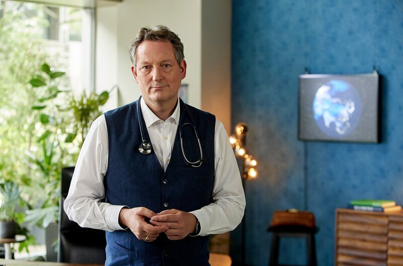 Angst ist ein schlechter Ratgeber, sagt man. Aber trifft das auch auf die Angst vor der Klimakrise zu? Wie wir mit den Sorgen und Ängsten rund um die Klimakrise umgehen können, zeigt Eckart von Hirschhausen bei „Wissen vor acht – Erde“. – Bild: ARD/​Kai Schulz