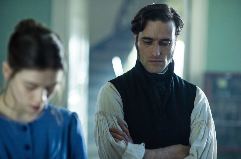 Flora (Eloise Smyth, l.) und Lord Daniel Hervey (Ed Stoppard, r.). – Bild: WDR/​Rainmark Films