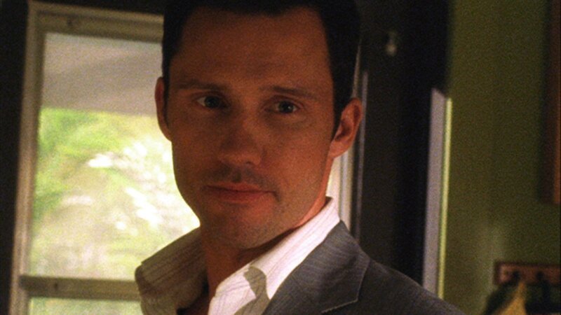 Michael (Jeffrey Donovan) willigt ein, einer Kellnerin zu helfen, die von einem Drogenboss bedroht wird. Sie hatte beobachtet, wie dieser einen Pizzaboten übel zugerichtet hatte, und ist die einzige Zeugin. – Bild: RTL NITRO /​ VP/​RP