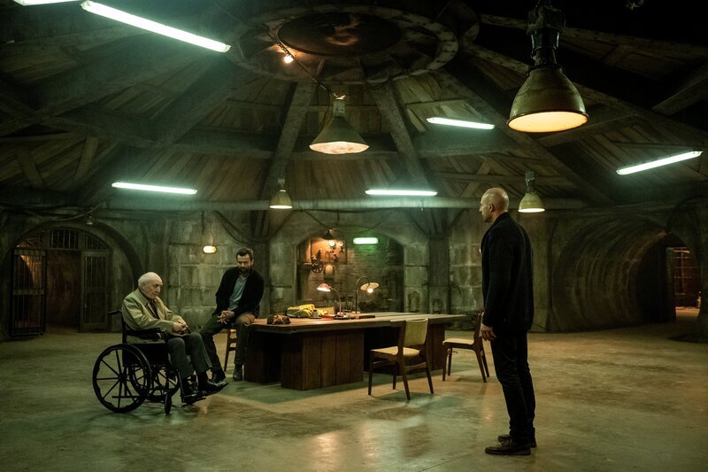 L-R: George (Donald Sumpter), Lee Simmons (Daniel Mays) and Dr. Daniel Milton (Mark Strong) – Bild: Sky UK