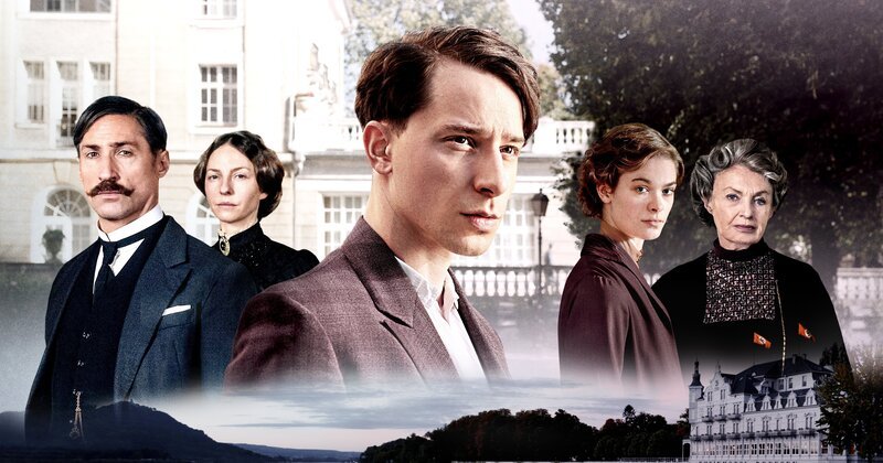 v.li.: Fritz Dreesen (Benjamin Sattler), Maria Dreesen (Katharina Schüttler), Emil Dreesen (Jonathan Berlin), Ulla Dreesen (Pauline Rénevier), Adelheid Dreesen (Nicole Heesters). – Bild: rbb/​ARD Degeto/​SWR/​WDR/​Zeitsprung Film/​Wolfgang Ennenbach/​Krzysztof Wiktor/​Artwork: Beta Film
