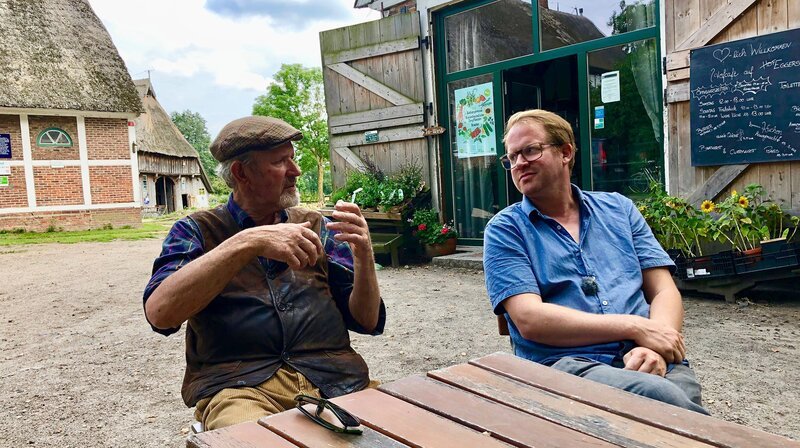 Nachfolger von Altbauer Georg Eggers ist sein Neffe Henning Beeken. Der uralte Hof Eggers wird heute als Öko-Hof geführt. – Bild: NDR/​Veit Bentlage