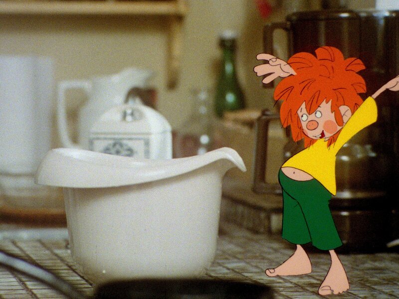 Pumuckl isst Schlagrahm. Danach macht er sich über eine Flasche Magenbitter her, damit ihm nicht schlecht wird. – Bild: BR/​Infafilm GmbH/​Original-Entwurf „Pumuckl“-Figur: Barbara von Johnson