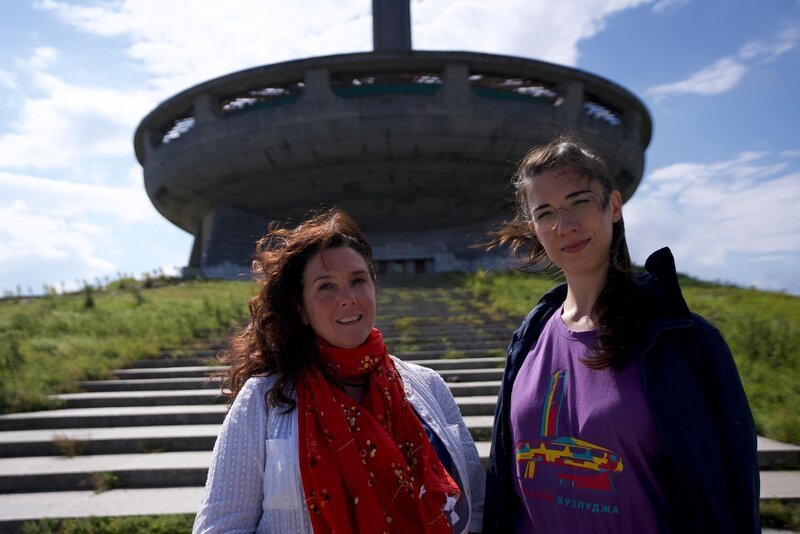 Bettany Hughes und die Architektin Dora Ivanova vor dem Busludscha-Denkmal. – Bild: RTL /​ Sandstone Global Productions /​ Bulgarien
