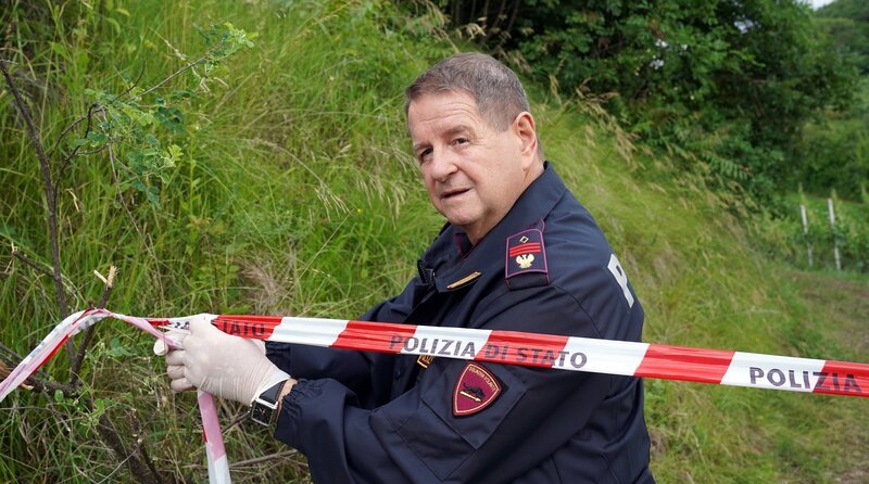 Polizist Peter Kerschbaumer (Hanspeter Müller-Drossaart) am Tatort zwischen den Reben. – Bild: ARD Degeto Film/​Hans Joachim Pfeiffer
