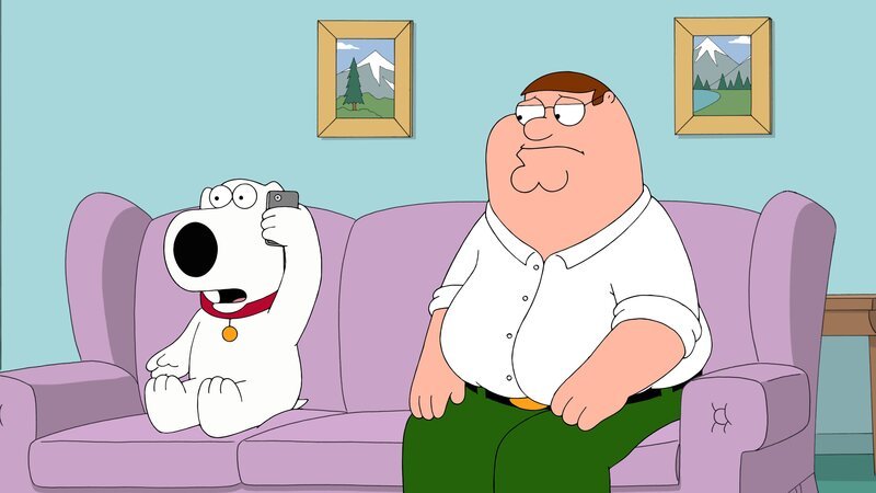 Als Quagmire versehentlich mit seinem Handy, das in seiner Hosentasche verstaut ist, Peter (r.) anruft, belauscht dieser ein Gespräch zwischen Quagmire und seinem Vater. Die Information darin schockiert Peter so sehr, dass es zu einem Streit zwischen den beiden kommt … – Bild: Fox and its related entities