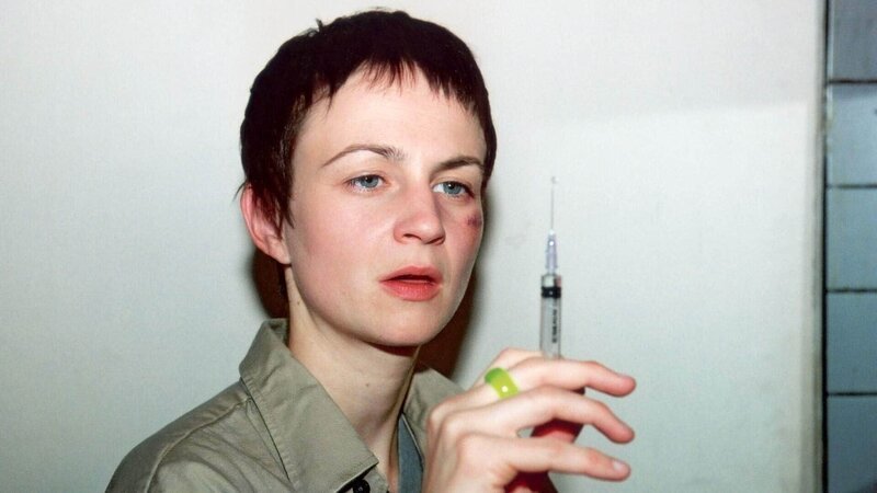 Andrea (Jana Becker) bereitet die Spritze für Jeanette vor … – Bild: MG RTL D /​ Kathrin Knoke