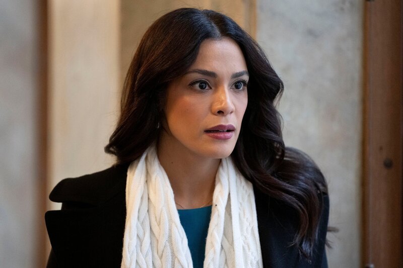 LAW & ORDER -- „Last Dance“ Episode 23005 -- Pictured: Odelya Halevi as ADA Samantha Maroun -- (Photo by: Virginia Sherwood/​NBC) – Bild: NBC /​ UNIVERSAL /​ Die Verwendung ist nur bei redaktioneller Berichterstattung im Rahmen einer Programmankündigung ab 2 Monate vor der ersten Auss /​ © 2024 Universal Television LLC. ALL RIGHTS RESERVED.