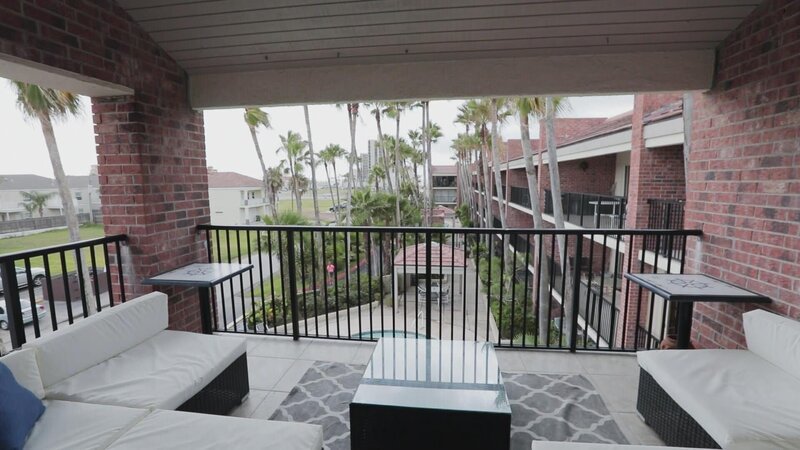 Jenelle und Matt Semar sind bereit fürs Inselleben! Das Paar wohnt in Austin, Texas, wo Matt einen anstrengenden Job als Softwareentwickler hat, und will nun die hektische Großstadt gegen South Padre eintauschen. Der charmante Ferienort am Golf von Mexiko mit seinen kilometerlangen Sandstränden bietet hervorragende Wassersportbedingungen im türkisblauen Meer sowie schöne Ausflüge zu Leuchttürmen und anderen Sehenswürdigkeiten. – Bild: HGTV