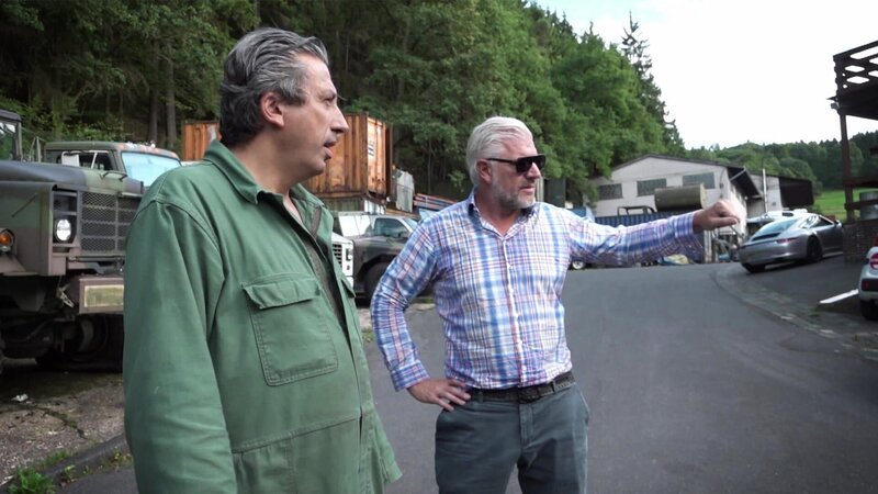 Michael Manousakis (l.) – Bild: Warner Bros. Discovery