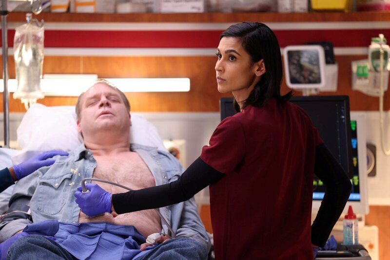 Chicago Med Staffel 9 Folge 4 Bauchuntersuch: Sophia Ali als Dr. Zola Ahmad – Bild: George Burns Jr/​NBC /​ Universal Television LLC