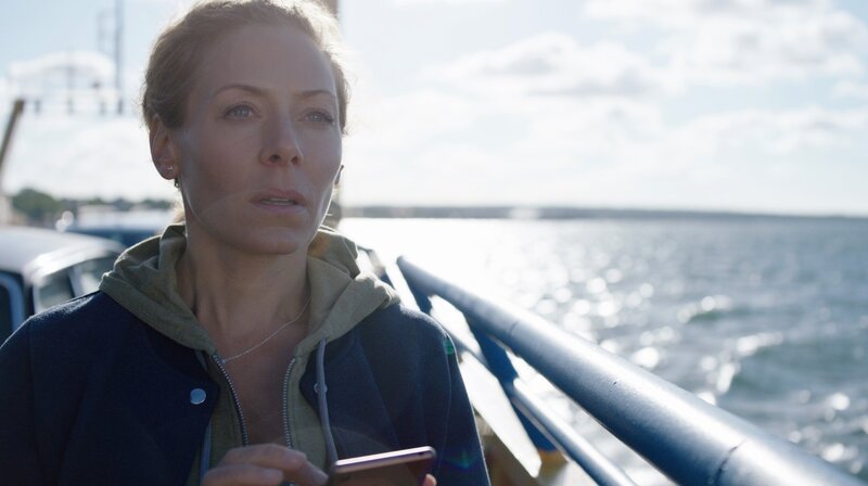 Maria Wern (Eva Röse) geht ein schauerlicher Mordfall sehr nahe, zumal die Alleinerziehende vor einem Burn-out steht. – Bild: ARD Degeto/​Warner Bros./​Rebecca Moen