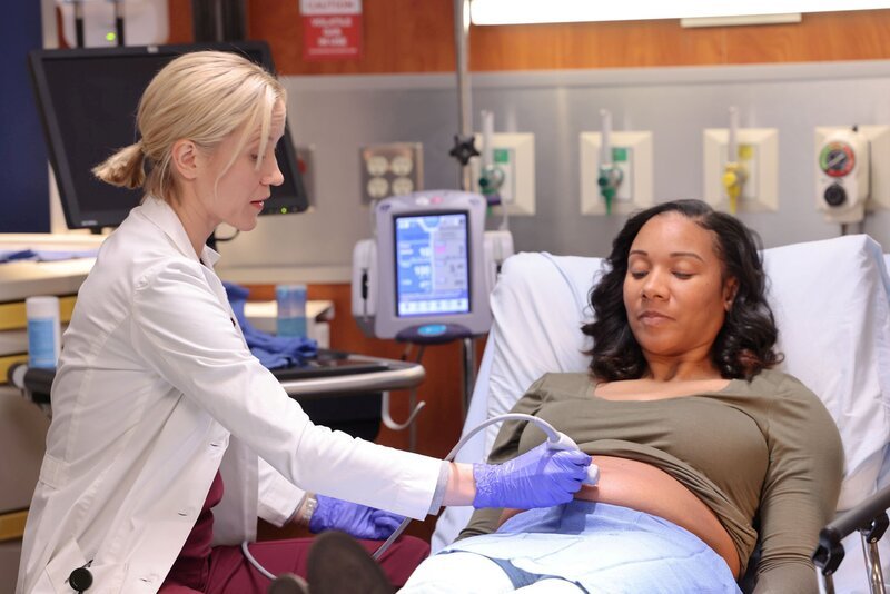 CHICAGO MED -- „What Happens in the Dark Always Comes to Light“ Episode 9003 -- Pictured: (l-r) Jessy Schram as Dr. Hannah Asher – Bild: George Burns Jr/​NBC /​ Universal Television LLC