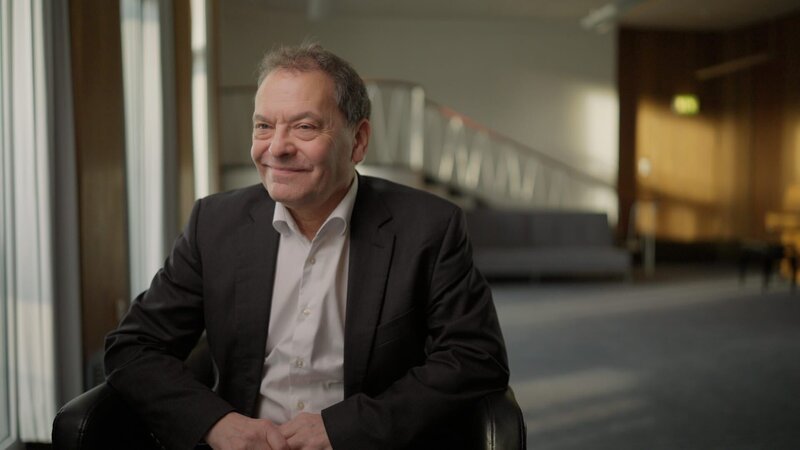 Medienwissenschaftler Hans-Ulrich Wagner hat mehr als 150 Beiträge untersucht, die Siegfried Lenz seit den 1950ern für den öffentlich-rechtlichen Rundfunk schrieb. – Bild: ZDF und Matthias Knebl