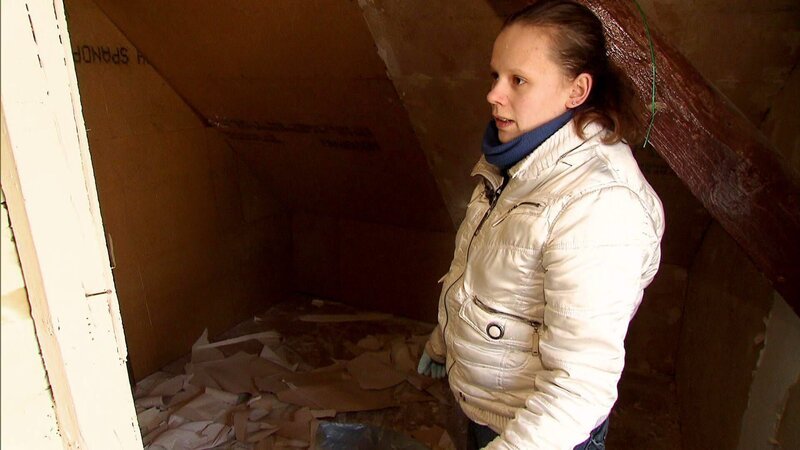 Ein Umzug ist für die schwangere Maria unvermeidbar. – Bild: RTL II