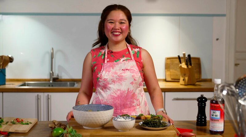 In dieser Sendereihe kochen keine Profis, sondern Berlinerinnen und Berliner aus aller Welt. Wir begleiten die Hobby-Köchinnen und -Köche dorthin, wo sie in Berlin die Zutaten für ihre landestypischen Gerichte kaufen. Dann wird geschnibbelt, gekocht und erzählt. In wenigen Minuten lernt man Schritt für Schritt ein exotisches und originales Gericht kennen. Mai Thy Hinz kam in Saigon in Vietnam zur Welt. Ihre Eltern waren beide Profi-Köche. – Bild: rbb